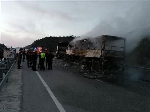Τουλάχιστον 13 νεκροί από τροχαίο-σοκ μεταξύ λεωφορείου και φορτηγού στην Τουρκία - Φωτογραφία 4