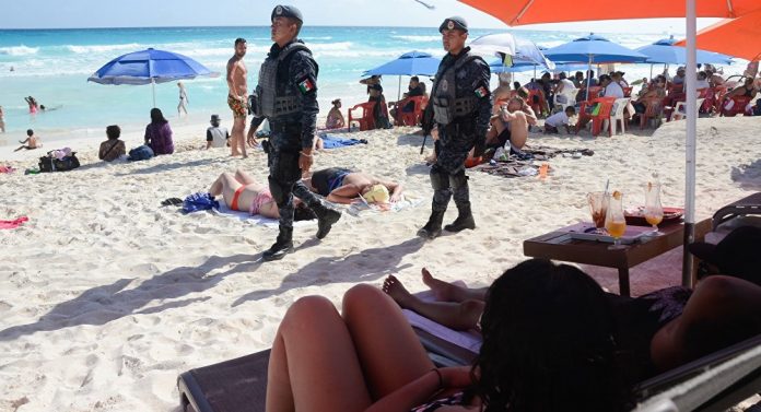 Αστυνομικοί απολύθηκαν επειδή έβγαλαν φωτογραφίες με topless τουρίστριες - Φωτογραφία 1