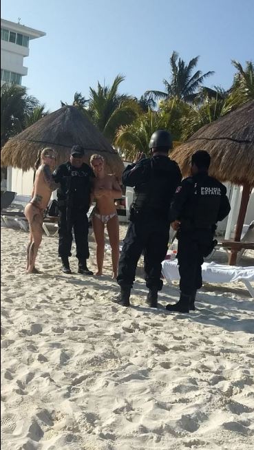 Αστυνομικοί απολύθηκαν επειδή έβγαλαν φωτογραφίες με topless τουρίστριες - Φωτογραφία 2