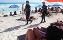 Αστυνομικοί απολύθηκαν επειδή έβγαλαν φωτογραφίες με topless τουρίστριες
