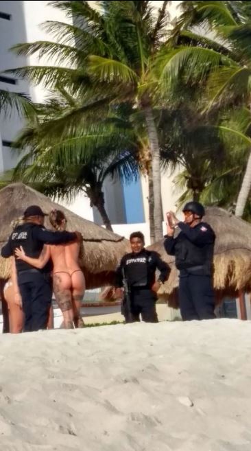 Mεξικό: Απολύθηκαν αστυνομικοί που φωτογραφήθηκαν με ημίγυμνες τουρίστριες - Φωτογραφία 3