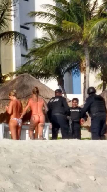 Mεξικό: Απολύθηκαν αστυνομικοί που φωτογραφήθηκαν με ημίγυμνες τουρίστριες - Φωτογραφία 4