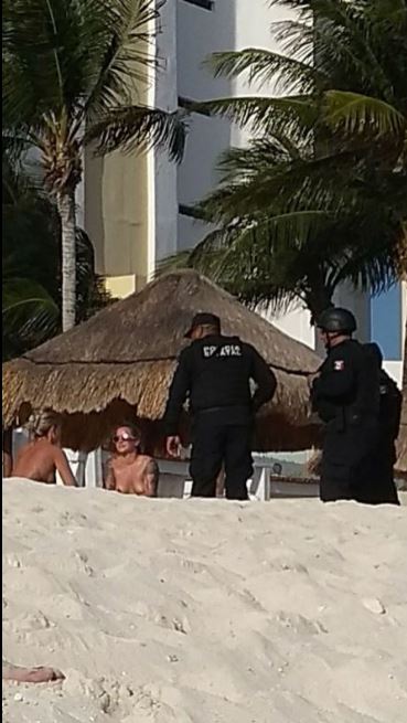 Mεξικό: Απολύθηκαν αστυνομικοί που φωτογραφήθηκαν με ημίγυμνες τουρίστριες - Φωτογραφία 5