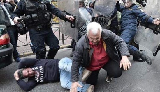Ξύλο ΜΑΤ σε διαδηλωτές για τους πλειστηριασμούς- Τραυματίες, συλλήψεις και προσαγωγές [photos+video] - Φωτογραφία 1