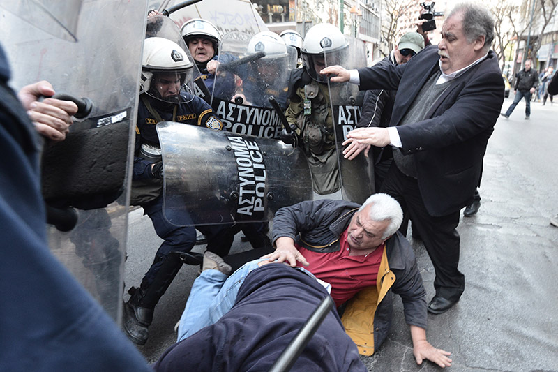 Πλειστηριασμοί: Συγκρούσεις με τα ΜΑΤ και τραυματίες - Φωτογραφία 10