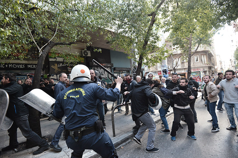 Πλειστηριασμοί: Συγκρούσεις με τα ΜΑΤ και τραυματίες - Φωτογραφία 11