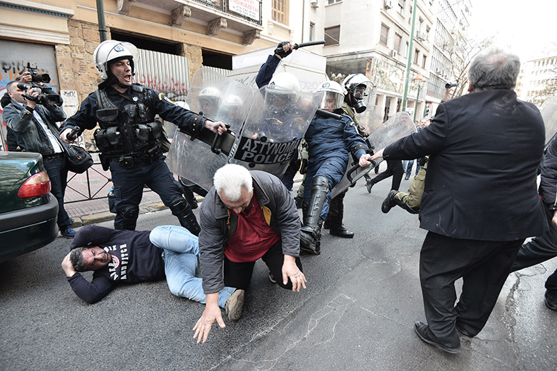 Πλειστηριασμοί: Συγκρούσεις με τα ΜΑΤ και τραυματίες - Φωτογραφία 3