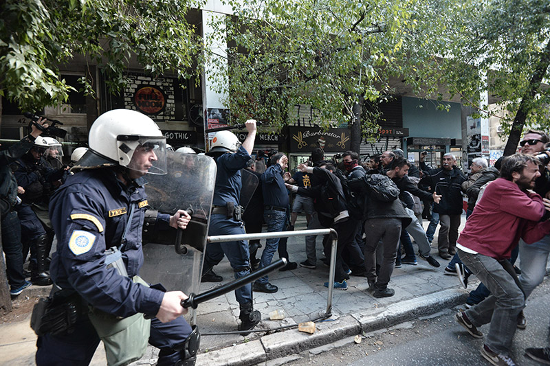 Πλειστηριασμοί: Συγκρούσεις με τα ΜΑΤ και τραυματίες - Φωτογραφία 5