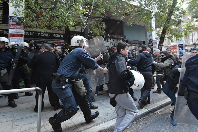 Πλειστηριασμοί: Συγκρούσεις με τα ΜΑΤ και τραυματίες - Φωτογραφία 6