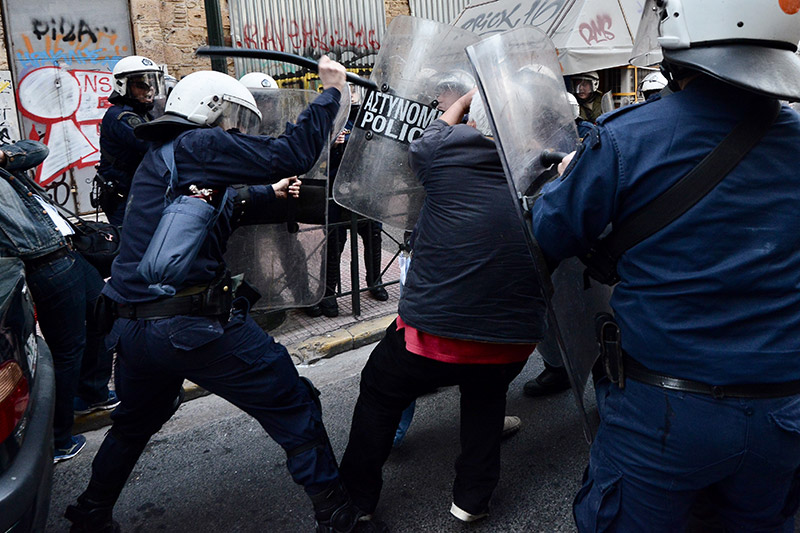 Πλειστηριασμοί: Συγκρούσεις με τα ΜΑΤ και τραυματίες - Φωτογραφία 9