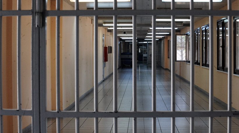Κρατούμενοι... μαστίγωσαν σωφρονιστικό υπάλληλο στις φυλακές Κορυδαλλού! - Φωτογραφία 1