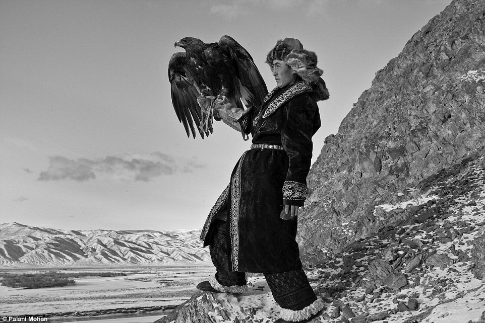 Εκπληκτικές φωτογραφίες από την αρχαία τέχνη των κυνηγών με αετό στο Καζακστάν - Φωτογραφία 6