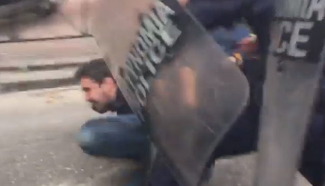 Αστυνομικοί ξυλοφόρτωσαν δημοσιογράφο που τραβούσε φωτογραφίες (ΒΙΝΤΕΟ) - Φωτογραφία 1