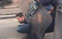 Αστυνομικοί ξυλοφόρτωσαν δημοσιογράφο που τραβούσε φωτογραφίες (ΒΙΝΤΕΟ)