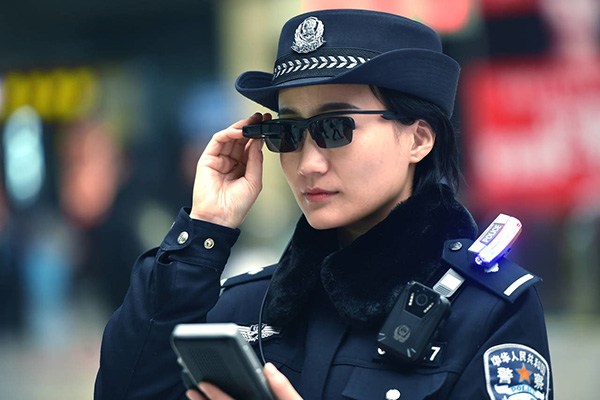 Η Κίνα επεκτείνει την χρήση γυαλιών με τεχνολογία αναγνώρισης προσώπου και στους δρόμους, όχι μόνο για εγκληματίες… - Φωτογραφία 1