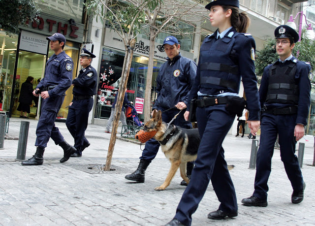 150 αστυνομικοί ενισχύουν με πεζές περιπολίες την ασφάλεια στο ιστορικό κέντρο - Φωτογραφία 1