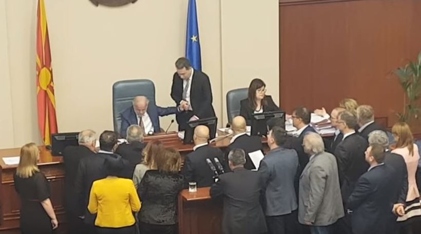 Πολιτική κρίση στα Σκόπια μετά και το ξύλο στη Βουλή - Φωτογραφία 1