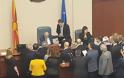 Πολιτική κρίση στα Σκόπια μετά και το ξύλο στη Βουλή