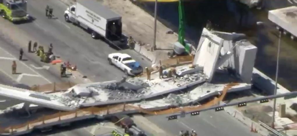 ΗΠΑ: Κατέρρευσε πεζογέφυρα στο Πανεπιστήμιο του Μαϊάμι - Φωτογραφία 2