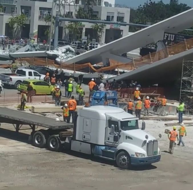 ΗΠΑ: Κατέρρευσε πεζογέφυρα στο Πανεπιστήμιο του Μαϊάμι - Φωτογραφία 3
