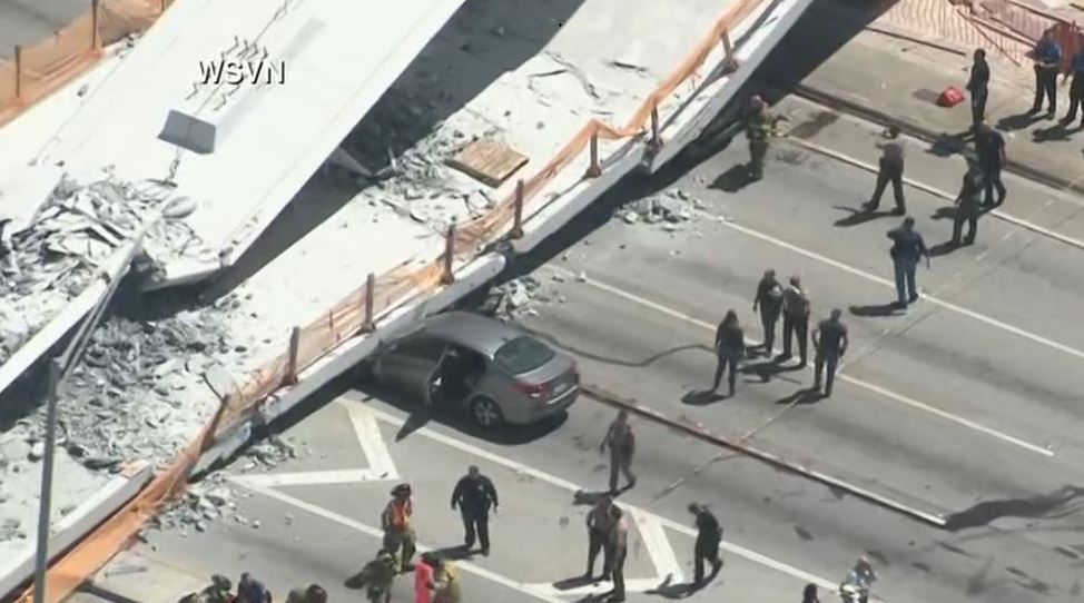 ΗΠΑ: Κατέρρευσε πεζογέφυρα στο Πανεπιστήμιο του Μαϊάμι - Φωτογραφία 6