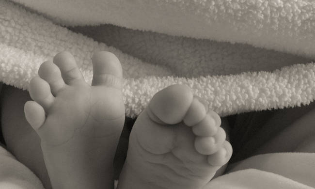 ΦΡΙΚΗ στην Κατερίνη: Πωλούσαν τα νεογέννητα μωρά τους σε άτεκνα ζευγάρια για 20.000 ευρώ - Φωτογραφία 1