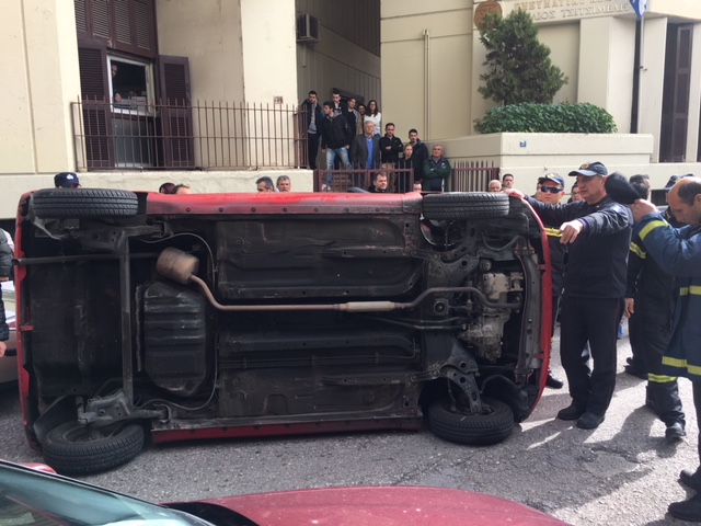 ΑΓΡΙΝΙΟ: Τούμπαρε αυτοκίνητο στην οδό Δαγκλή (video-φωτο) - Φωτογραφία 1