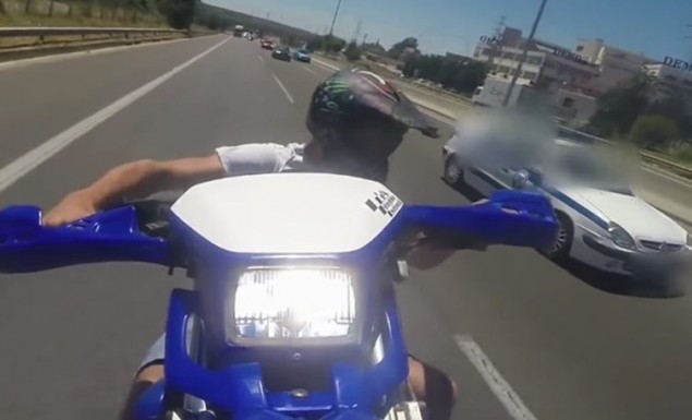Βίντεο: Μοτοσικλετιστής κάνει σούζα στην Εθνική Οδό και το περιπολικό που είναι δίπλα του δεν τον σταματά [Βίντεο] - Φωτογραφία 1