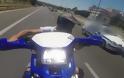 Βίντεο: Μοτοσικλετιστής κάνει σούζα στην Εθνική Οδό και το περιπολικό που είναι δίπλα του δεν τον σταματά [Βίντεο]
