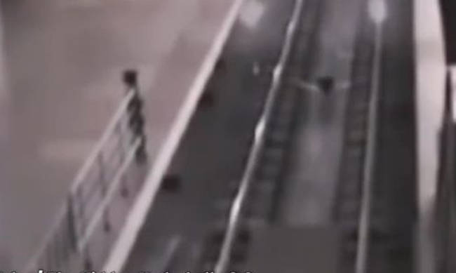 Ανατριχιαστικό βίντεο: Τρένο - φάντασμα μεταφέρει επιβάτες στο άγνωστο - Φωτογραφία 1