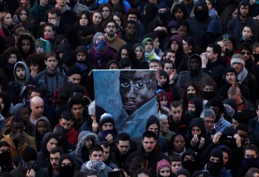 Οργή λαού στην Μαδρίτη για τον θάνατο Σενεγαλέζου μικροπωλητή! Πέθανε από ανακοπή ενώ προσπαθούσε να ξεφύγει από την αστυνομία! [video] - Φωτογραφία 1