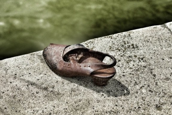 Τα παπούτσια του Δούναβη: Ένα από τα πιο συγκινητικά μνημεία που υπάρχουν - Φωτογραφία 10
