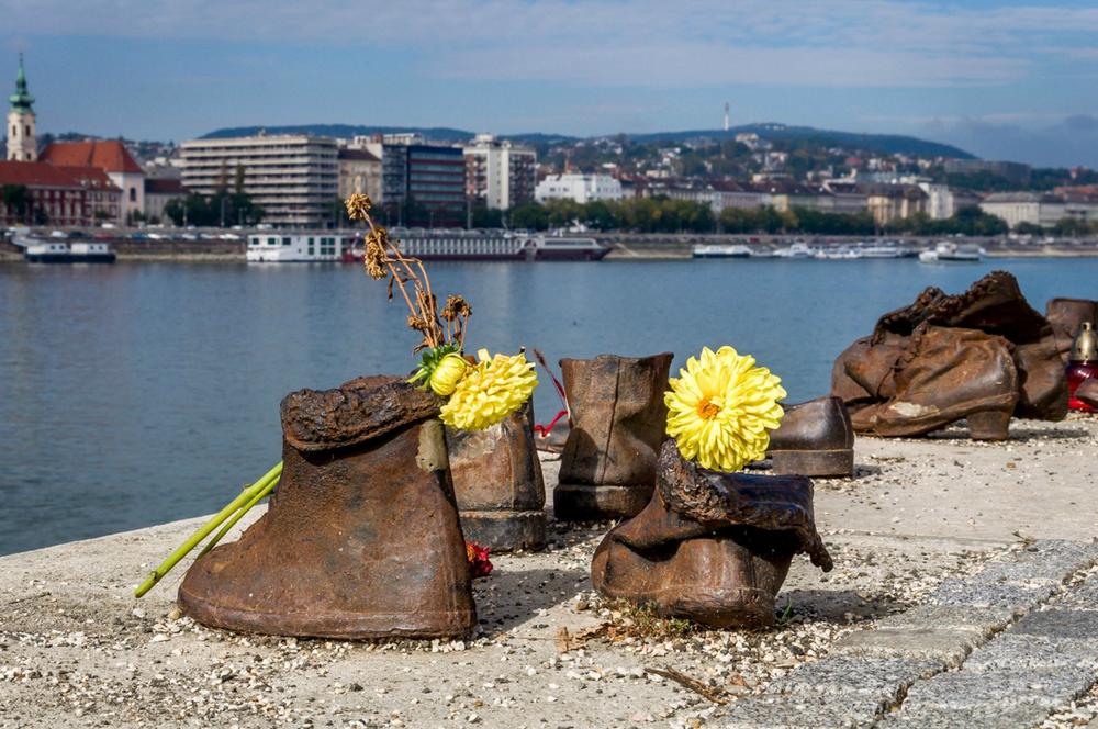 Τα παπούτσια του Δούναβη: Ένα από τα πιο συγκινητικά μνημεία που υπάρχουν - Φωτογραφία 11