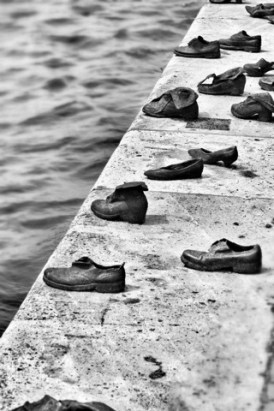 Τα παπούτσια του Δούναβη: Ένα από τα πιο συγκινητικά μνημεία που υπάρχουν - Φωτογραφία 3