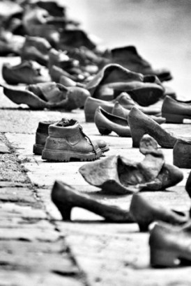 Τα παπούτσια του Δούναβη: Ένα από τα πιο συγκινητικά μνημεία που υπάρχουν - Φωτογραφία 4