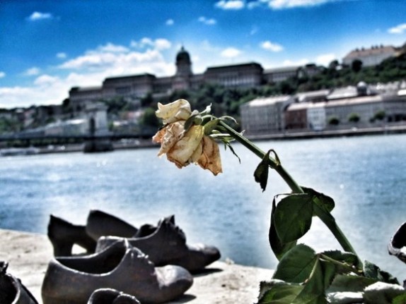 Τα παπούτσια του Δούναβη: Ένα από τα πιο συγκινητικά μνημεία που υπάρχουν - Φωτογραφία 5