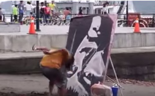 Κανείς δεν κατάλαβε τι ζωγραφίζει αυτός ο καλλιτέχνης, μέχρι που γύρισε τον πίνακα ανάποδα… [video] - Φωτογραφία 1