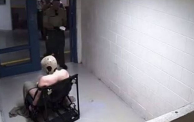 Βίντεο σοκ: Δεσμοφύλακες γελούν κοιτώντας έναν κρατούμενο να ξεψυχάει - Φωτογραφία 1