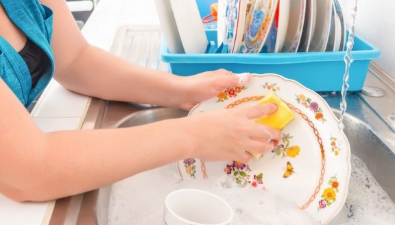Τρεις συμβουλές για γρήγορο πλύσιμο των πιάτων - Φωτογραφία 1