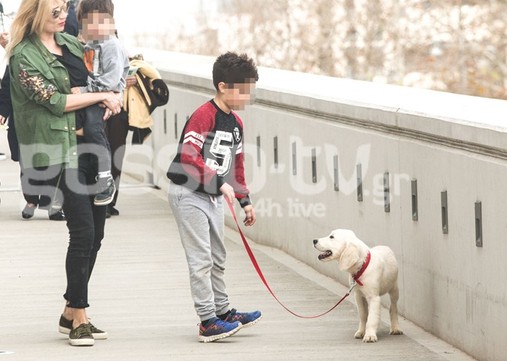 Φαίη Σκορδά: Βόλτες με τους γιους της και τον νέο τετράποδο φίλο τους [photos[ - Φωτογραφία 2