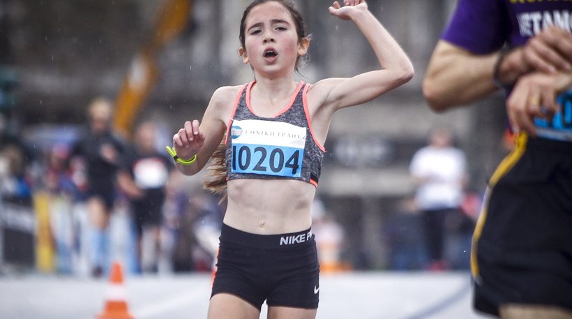 Ημιμαραθώνιος Αθήνας 2018: Η 12χρονη Γλυκερία τερμάτισε τρίτη και έκλεψε την παράσταση - Φωτογραφία 1