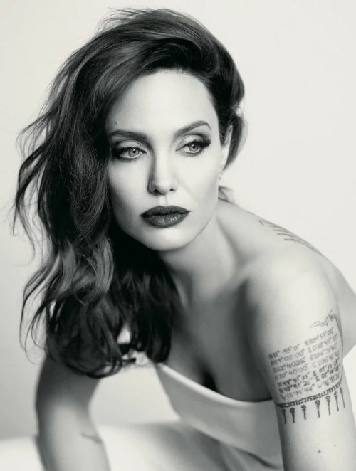 «Με βλέπω να γερνάω και το λατρεύω»! Νέα συνέντευξη και φωτογράφιση για την Angelina Jolie #survivorGR #Radio #grxpress - Φωτογραφία 2