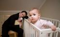 Τέσσερις λόγοι που ξυπνούν τα μωρά τη νύχτα και τι να κάνετε