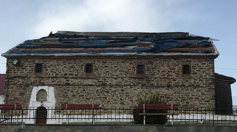 Γρεβενά: Μεγάλες καταστροφές από ανεμοθύελλα - «Ξηλώθηκε» σκεπή εκκλησίας στο Γήλοφο - Φωτογραφία 1