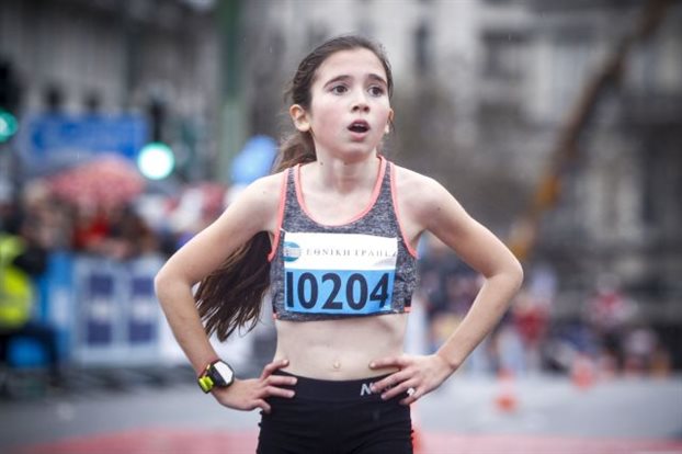 Η 12χρονη που έκλεψε την παράσταση στον Ημιμαραθώνιο της Αθήνας - Φωτογραφία 1