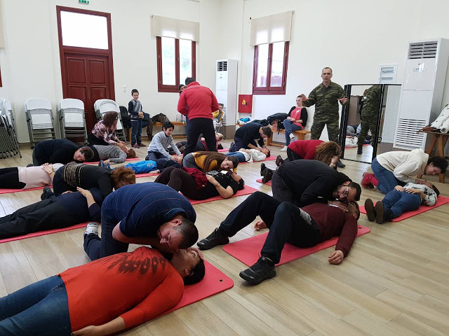 ΛΗΜΝΟΣ: Στρατιωτικοί Ιατροί και ΕΚΑΒ εκπαιδεύουν πολίτες στις Πρώτες Βοήθειες (φωτο) - Φωτογραφία 4
