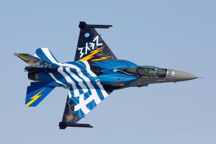 Αεροσκάφη της πολεμικής αεροπορίας πετούν πάνω από την Αθήνα - Φωτογραφία 1
