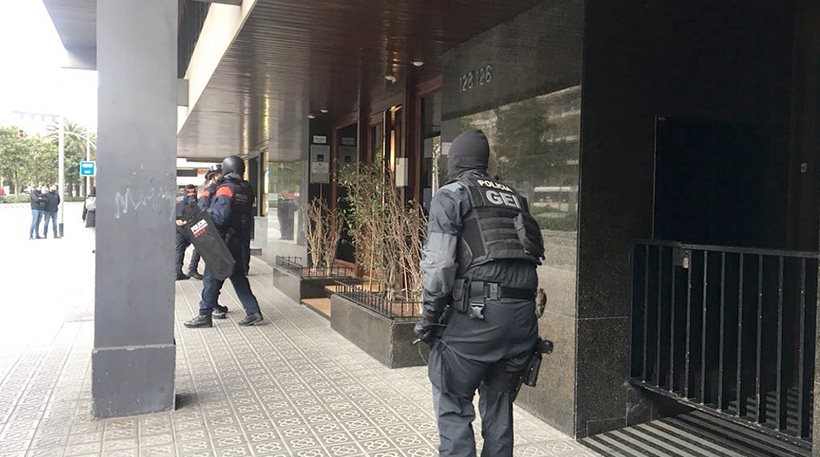 Βαρκελώνη: Άντρας κρατούσε όμηρο τη σύζυγο του πρέσβη του Μαλί μέσα στο προξενείο - Φωτογραφία 1