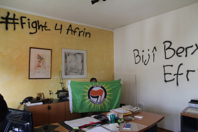 Βίντεο από την εισβολή αντιεξουσιαστών στο γερμανικό Προξενείο στο Ηράκλειο « Το Άφριν θα νικήσει!» - Φωτογραφία 1