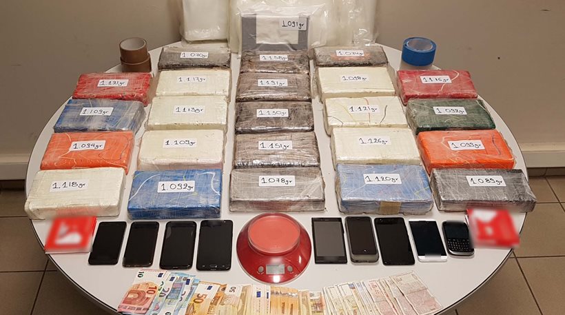 Ίδια «σφραγίδα» με τα 135 κιλά κοκαΐνης στη Βάρκιζα είχαν τα 26 κιλά στην Πρέβεζα - Φωτογραφία 1